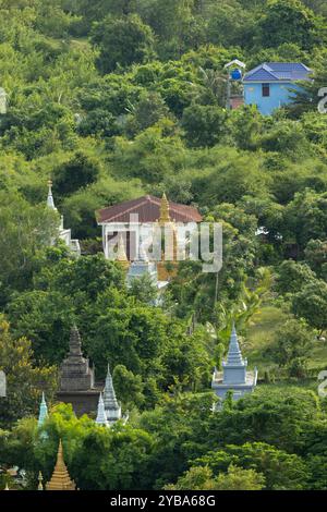 Una tranquilla vista aerea della storica area di Oudong, annidata nel verde lussureggiante della provincia di Kandal, Cambogia. Foto Stock