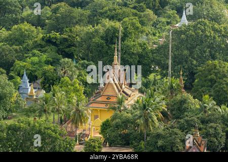 Una tranquilla vista aerea della storica area di Oudong, annidata nel verde lussureggiante della provincia di Kandal, Cambogia. Foto Stock