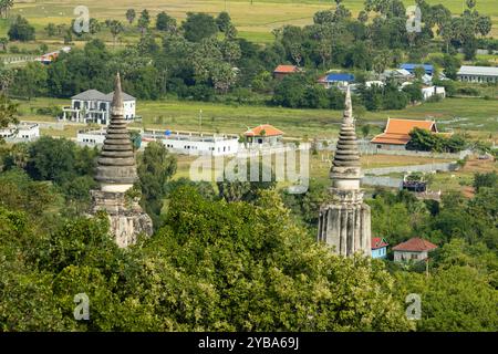 Una tranquilla vista aerea della storica area di Oudong, annidata nel verde lussureggiante della provincia di Kandal, Cambogia. Foto Stock