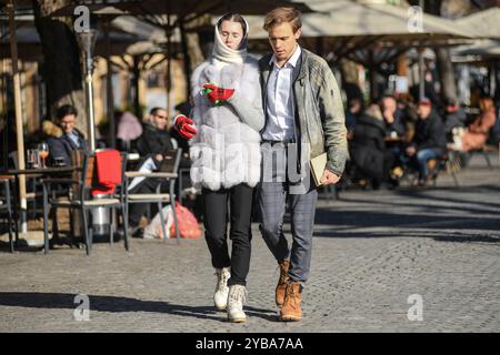 Lubiana: Una coppia che cammina sulla Petkovskovo nabrezje (strada). Slovenia Foto Stock