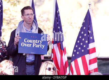 La gente ascolta mentre la candidata presidenziale democratica, il Vice Presidente Kamala Harris, parla durante un evento della campagna al Washington Crossing Historic Park, mercoledì 16 ottobre 2024, a Washington Crossing, papà. Foto: Matt Bishop/imageSPACE/MediaPunch Foto Stock