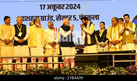 Panchkula, India. 3 settembre 2020. PANCHKULA, INDIA - 17 OTTOBRE: Primo ministro indiano Narendra modi con il nuovo ministro Haryana Nayab singh Saini e altri ministri di Haryana dopo la cerimonia di giuramento a Dussehra Ground, settore 5, il 17 ottobre 2024 a Panchkula, India. (Foto di Sanjeev Sharma/Hindustan Times/Sipa USA) credito: SIPA USA/Alamy Live News Foto Stock