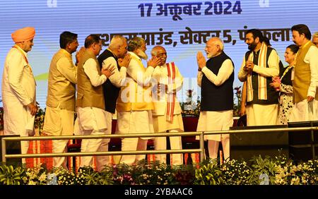 Panchkula, India. 3 settembre 2020. PANCHKULA, INDIA - 17 OTTOBRE: Primo ministro indiano Narendra modi in posa per la fotografia con il nuovo ministro Haryana Nayab singh Saini e altri ministri di Haryana dopo aver giurato in cerimonia a Dussehra Ground, settore 5, il 17 ottobre 2024 a Panchkula, India. (Foto di Sanjeev Sharma/Hindustan Times/Sipa USA) credito: SIPA USA/Alamy Live News Foto Stock