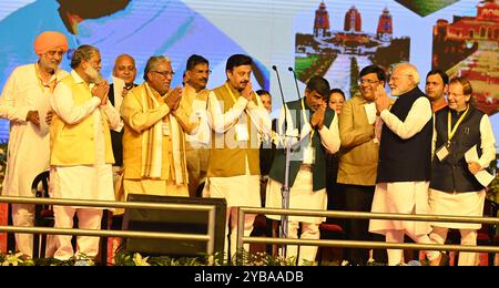 Panchkula, India. 3 settembre 2020. PANCHKULA, INDIA - 17 OTTOBRE: Primo ministro indiano Narendra modi con il nuovo ministro Haryana Nayab singh Saini e altri ministri di Haryana dopo la cerimonia di giuramento a Dussehra Ground, settore 5, il 17 ottobre 2024 a Panchkula, India. (Foto di Sanjeev Sharma/Hindustan Times/Sipa USA) credito: SIPA USA/Alamy Live News Foto Stock