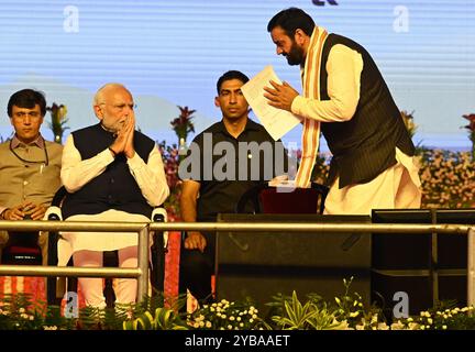 Panchkula, India. 3 settembre 2020. PANCHKULA, INDIA - 17 OTTOBRE: Primo ministro indiano Narendra modi in posa per la fotografia con il nuovo ministro Haryana Nayab singh Saini e altri ministri di Haryana dopo aver giurato in cerimonia a Dussehra Ground, settore 5, il 17 ottobre 2024 a Panchkula, India. (Foto di Sanjeev Sharma/Hindustan Times/Sipa USA) credito: SIPA USA/Alamy Live News Foto Stock