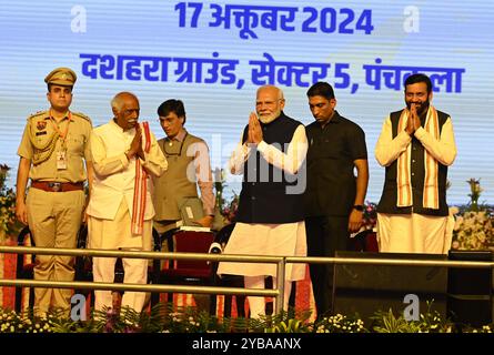 Panchkula, India. 3 settembre 2020. PANCHKULA, INDIA - 17 OTTOBRE: Primo ministro indiano Narendra modi con il nuovo ministro Haryana Nayab singh Saini e il governatore Haryana durante la cerimonia di giuramento a Dussehra Ground, settore 5, il 17 ottobre 2024 a Panchkula, India. (Foto di Sanjeev Sharma/Hindustan Times/Sipa USA) credito: SIPA USA/Alamy Live News Foto Stock