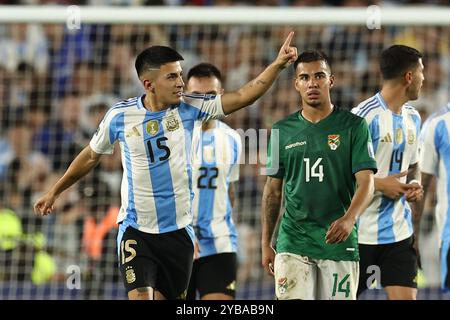 Il centrocampista argentino Thiago Almada (L) festeggia con dopo aver segnato il quarto gol della squadra contro la Bolivia durante la partita di qualificazione al campionato del mondo FIFA 2026 allo stadio Monumental di Buenos Aires il 12 ottobre 2024. L'Argentina ha vinto per 6-0. Foto Stock