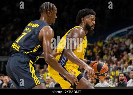 Berlino, Germania. 17 ottobre 2024. Trevion Williams (50) di ALBA Berlin visto durante la partita di basket Turkish Airlines EuroLeague tra ALBA Berlin e Fenerbahce all'Uber Arena di Berlino. Credito: Gonzales Photo/Alamy Live News Foto Stock