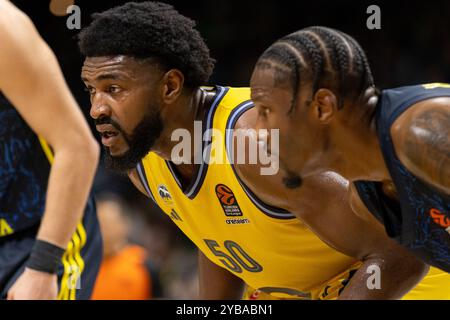 Berlino, Germania. 17 ottobre 2024. Trevion Williams (50) di ALBA Berlin visto durante la partita di basket Turkish Airlines EuroLeague tra ALBA Berlin e Fenerbahce all'Uber Arena di Berlino. Credito: Gonzales Photo/Alamy Live News Foto Stock