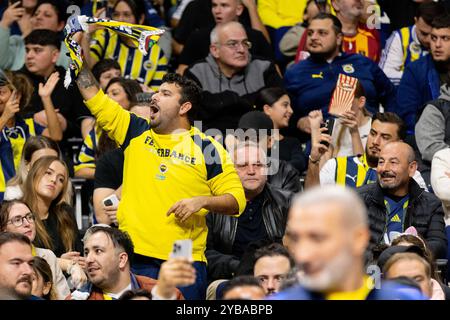 Berlino, Germania. 17 ottobre 2024. Gli appassionati di basket di Fenerbahce si sono visti sugli stand durante la partita di basket Turkish Airlines EuroLeague tra ALBA Berlin e Fenerbahce all'Uber Arena di Berlino. Credito: Gonzales Photo/Alamy Live News Foto Stock