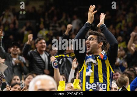 Berlino, Germania. 17 ottobre 2024. Gli appassionati di basket di Fenerbahce si sono visti sugli stand durante la partita di basket Turkish Airlines EuroLeague tra ALBA Berlin e Fenerbahce all'Uber Arena di Berlino. Credito: Gonzales Photo/Alamy Live News Foto Stock