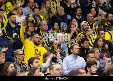 Berlino, Germania. 17 ottobre 2024. Gli appassionati di basket di Fenerbahce si sono visti sugli stand durante la partita di basket Turkish Airlines EuroLeague tra ALBA Berlin e Fenerbahce all'Uber Arena di Berlino. Credito: Gonzales Photo/Alamy Live News Foto Stock