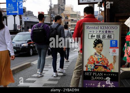 Un poster pubblicitario del servizio di noleggio Kimono offerto da un negozio Kimono sulla strada di Kyoto. Giappone Foto Stock