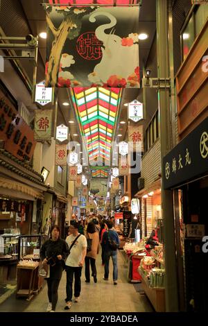 La vista interna del mercato di Nishiki, noto anche come Kyotos Kitchen, una tradizionale strada del mercato alimentare nel centro di Kyoto Foto Stock