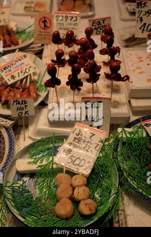 Spiedini di pesce cotti in vendita al mercato Nishiki. Kyoto, Giappone Foto Stock