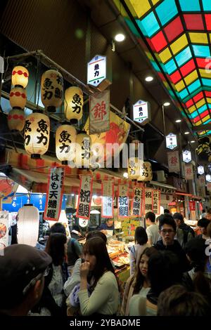 La vista interna del mercato di Nishiki, noto anche come Kyotos Kitchen, una tradizionale strada del mercato alimentare nel centro di Kyoto Foto Stock