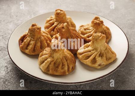 Khinkali fritti in profondità, khinkali con carne, piatto tradizionale georgiano, non c'è gente Foto Stock