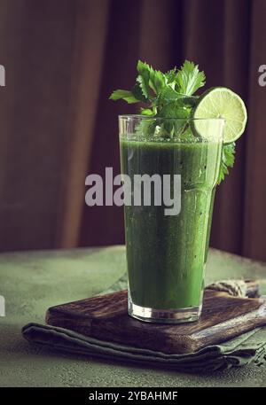 Bicchiere con frullato verde, sedano e spinaci, mela e kiwi, cetriolo, frullato di verdure, colazione fatta in casa, niente persone Foto Stock