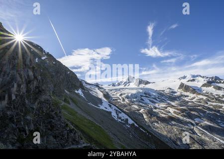 Paesaggio di alta montagna alpina con stella del sole, cima dell'Aiguille de Chardonnet e del Glacier du Tour, ghiacciai e cime montuose, Chamonix, alta Savoia Foto Stock