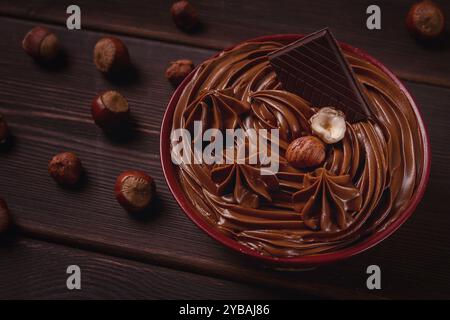 Pasta di noci al cioccolato, mousse, pasta, in tazza, su un tavolo di legno, vista dall'alto, attenzione selettiva, nessuna persona Foto Stock