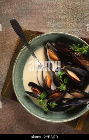 Cozze in conchiglie, salsa cremosa all'aglio, cozze in salsa di besciamella, fatte in casa, nessuno Foto Stock