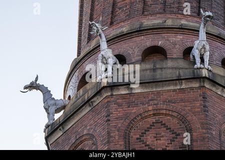 Dettaglio del camino industriale a spirale di Carl Jacobsen, Vilhelm Dahlerup e PS Beckmann con repliche delle chimere o sculture di gargoyle di Notre Foto Stock