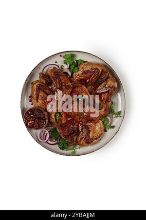 Fritto, carne di quaglia, tabacco (tapaka), con spezie, su fondo bianco, isolato, fatto in casa, nessuno Foto Stock