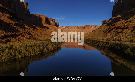 Fotografie aeree delle affascinanti formazioni rocciose dello Utah che catturano le meraviglie geologiche mozzafiato dello stato lungo il fiume Colorado Foto Stock