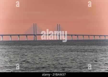 Oresund, Bridge, Oresundsbroen, il ponte strallato più lungo del mondo, che collega Copenaghen con Malmoe, Danimarca, Svezia, Europa Foto Stock