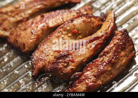 Filetto di agnello marinato cotto in padella, filetto di agnello marinato cotto in padella Foto Stock