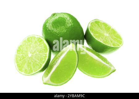 Limes freschi su sfondo bianco Foto Stock