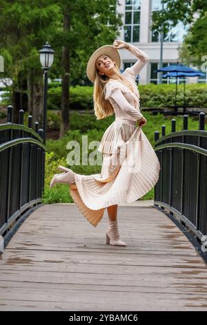 Uno splendido modello mostra la moda autunnale tra la bellezza della natura, trasuda eleganza e fascino in una pittoresca passeggiata nel parco Foto Stock