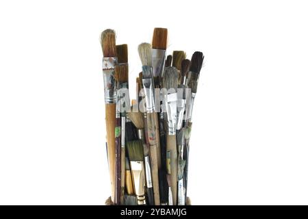 Assortimento di vari tipi e dimensioni di pennelli isolati su sfondo bianco Foto Stock
