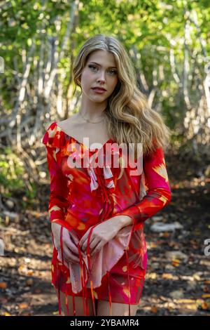 Lo splendido modello abbellisce i campi di mangrovie del Messico centrale in una pittoresca posizione di vacanza, mescolando bellezza naturale e ambiente tranquillo Foto Stock