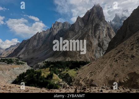 Villaggio di Kanday e campi nella valle di Hushe, Baltistan, Pakistan Foto Stock