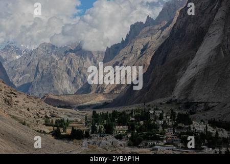 Villaggio di Kanday e campi nella valle di Hushe, Baltistan, Pakistan Foto Stock