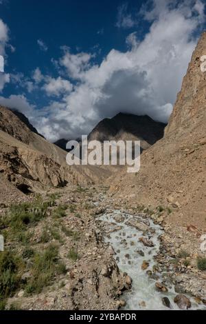 Fiume Kanday nella valle di Hushe, Baltistan, Pakistan Foto Stock