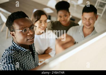Presentazione, uomo d'affari e scrittura a bordo con il team per la pianificazione, l'apprendimento e la risoluzione dei problemi. Manager, lavagna bianca e soluzione di brainstorming Foto Stock