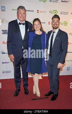 Dottoressa Jens Kroeger, Jennifer Fuchsberger e Julien Fuchsberger - 13. Diabete Charity-Gala 2024 im tipi am Kanzleramt a Berlino ore 17.10.2024. 13) Diabetes Charity Gala 2024 *** Dr. Jens Kroeger, Jennifer Fuchsberger e Julien Fuchsberger 13 Diabetes Charity Gala 2024 al tipi am Kanzleramt di Berlino il 17 10 2024 13 Diabetes Charity Gala 2024 Foto Stock