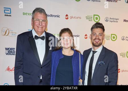 Dottoressa Jens Kroeger, Jennifer Fuchsberger e Julien Fuchsberger - 13. Diabete Charity-Gala 2024 im tipi am Kanzleramt a Berlino ore 17.10.2024. 13) Diabetes Charity Gala 2024 *** Dr. Jens Kroeger, Jennifer Fuchsberger e Julien Fuchsberger 13 Diabetes Charity Gala 2024 al tipi am Kanzleramt di Berlino il 17 10 2024 13 Diabetes Charity Gala 2024 Foto Stock