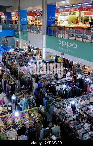 Vista interna del centro commerciale Talat Sao presso Lane Xang Road. Vientiane, Laos Foto Stock