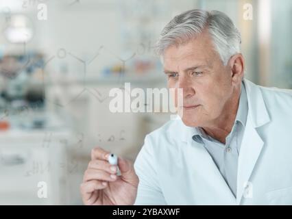 Uomo, scienziato ed equazioni sul vetro in laboratorio per la risoluzione dei problemi, la pianificazione medica e l'esperimento scientifico. Maturo, ricercatore e scrittore per molecola Foto Stock