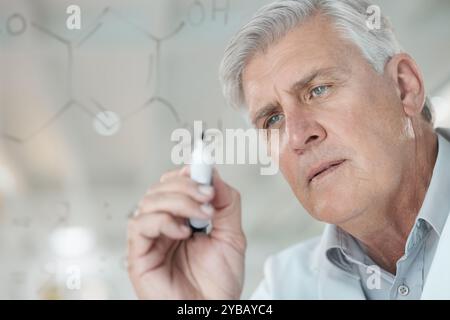 Uomo, scienziato e formula su vetro in laboratorio per la risoluzione dei problemi, pianificazione medica e esperimento scientifico. Maturo, ricercatore e scrittore con molecola Foto Stock