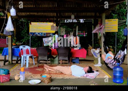 Lavoratrice di ristorante che fa un pisolino dopo l'ora di pranzo in un ristorante a Blue Lagoon1 vicino A VANG VIENG, Laos Foto Stock