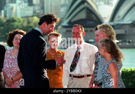 Foto del file datata 27/01/94 del re Carlo III (allora principe di Galles) che parla con un gruppo di persone a Sydney in Australia. Il re e la regina iniziano una visita di cinque giorni in Australia venerdì, il primo viaggio a lungo raggio del re all'estero dopo la diagnosi del cancro. Data di pubblicazione: Giovedì 17 ottobre 2024. Foto Stock