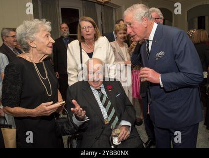 Foto del file datata 06/04/18 del re Carlo III (allora Principe di Galles) che parla con il suo ex insegnante di francese Dr Janet West e l'ex insegnante di storia Michael Collins Persse della Timbertop Geelong Grammar School di Victoria, durante un ricevimento ospitato dal Governatore del Queensland alla Government House nel Queensland, Australia. Il re e la regina iniziano una visita di cinque giorni in Australia venerdì, il primo viaggio a lungo raggio del re all'estero dopo la diagnosi del cancro. Data di pubblicazione: Venerdì 18 ottobre 2024. Foto Stock