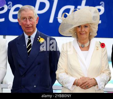 Foto del file datata 06/11/12 del re Carlo III e della regina Camilla (allora principe di Galles e duchessa di Cornovaglia) reagiscono al suono del tuono mentre partecipano alla Melbourne Gold Cup Day al Flemington Race Course di Melbourne, Australia. Il re e la regina iniziano una visita di cinque giorni in Australia venerdì, il primo viaggio a lungo raggio del re all'estero dopo la diagnosi del cancro. Data di pubblicazione: Venerdì 18 ottobre 2024. Foto Stock