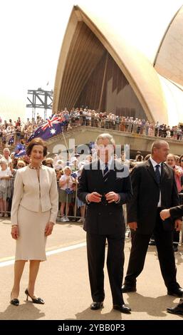 Foto del file datata 04/03/2005 del re Carlo III (l'allora principe di Galles) fuori dalla Sydney Opera House durante una visita reale in Australia. Il re e la regina iniziano una visita di cinque giorni in Australia venerdì, il primo viaggio a lungo raggio del re all'estero dopo la diagnosi del cancro. Data di pubblicazione: Venerdì 18 ottobre 2024. Foto Stock