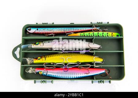 Una collezione di bellissime e colorate attivita' da pesca per la pesca in acqua in una custodia isolata in bianco. Foto Stock