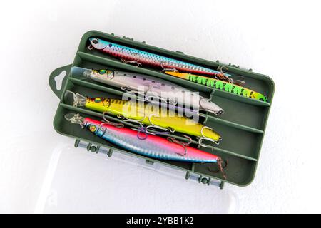 Una collezione di bellissime e colorate attivita' da pesca per la pesca in acqua in una custodia isolata in bianco. Foto Stock